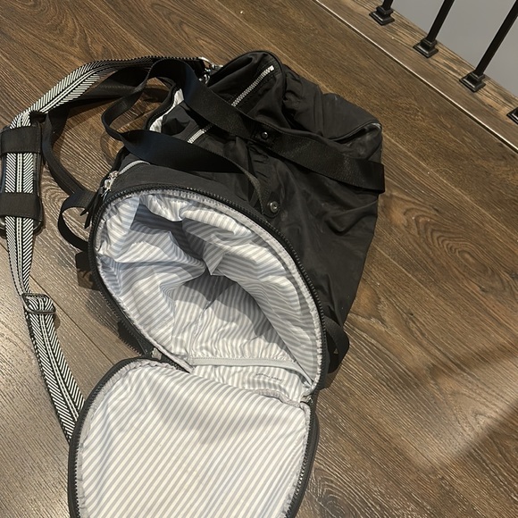 Lululemon Black Duffle Gym Bag - Crossbody Approx 30L - In Very Good Condition - Picture 5 of 10